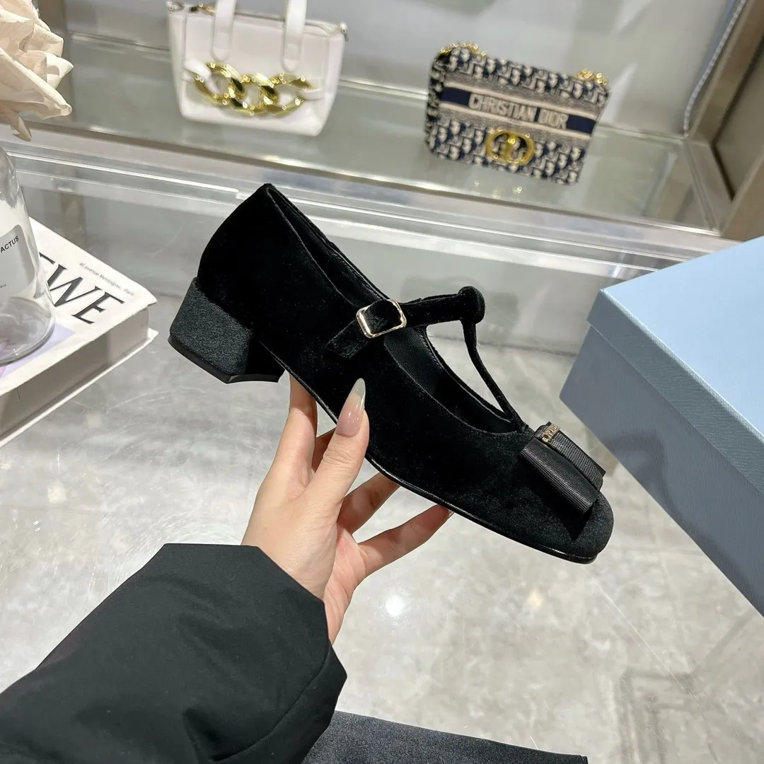 👟👟Ex-factory price 540👟👟 Prada 25ss early spring new model 🌟 Recommended by major bloggers in Xiaohongshu, showing classic charm. Injection-molded leather outsole, imported mixed-breed sheep lining. These velvet-textured pumps combine elegance with modern sophistication, and the delicate bow adds a romantic touch. The upper is decorated with grosgrain bow and metal buckle. Metal letter logo. Decorated with metal letter logo. Velvet texture covered heel with height 4.5cm. Size: 35 to 40 (41 is custom-made and cannot be returned or exchanged)
